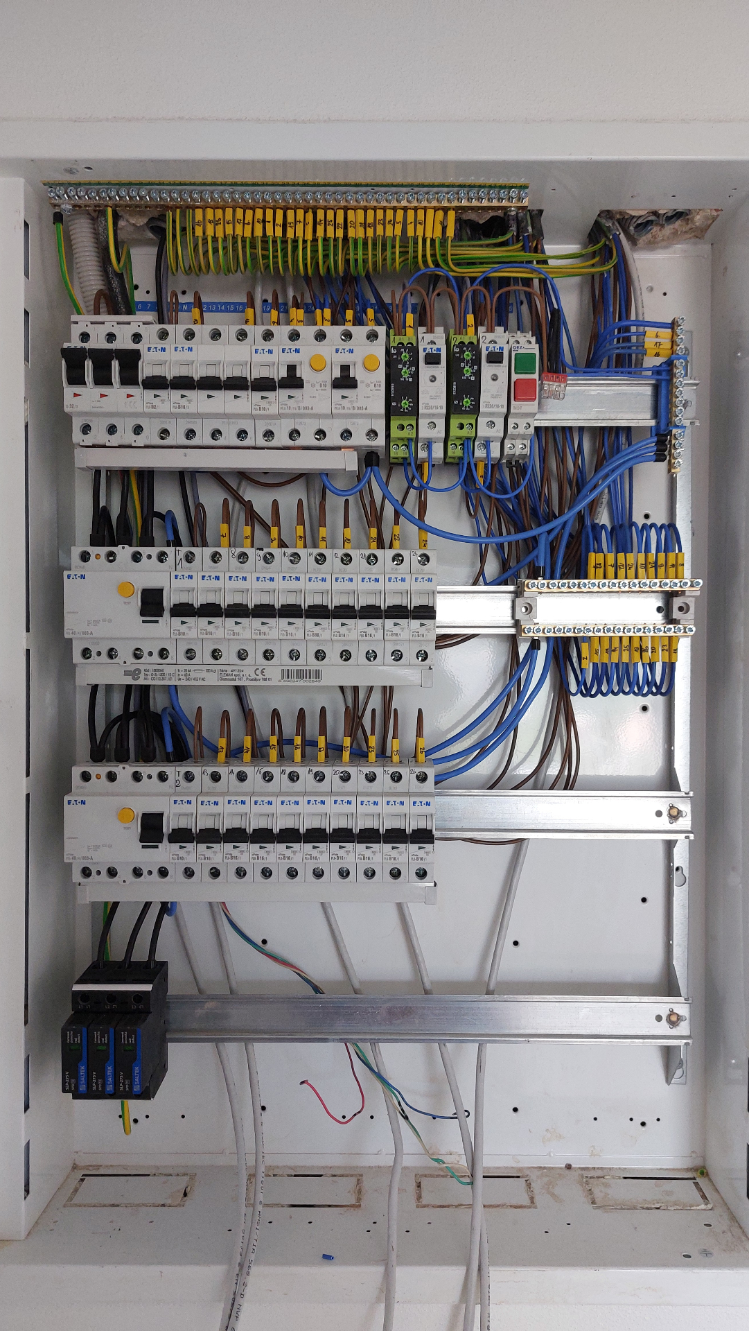 Rozvaděč s jističi Eaton — bytová elektroinstalace